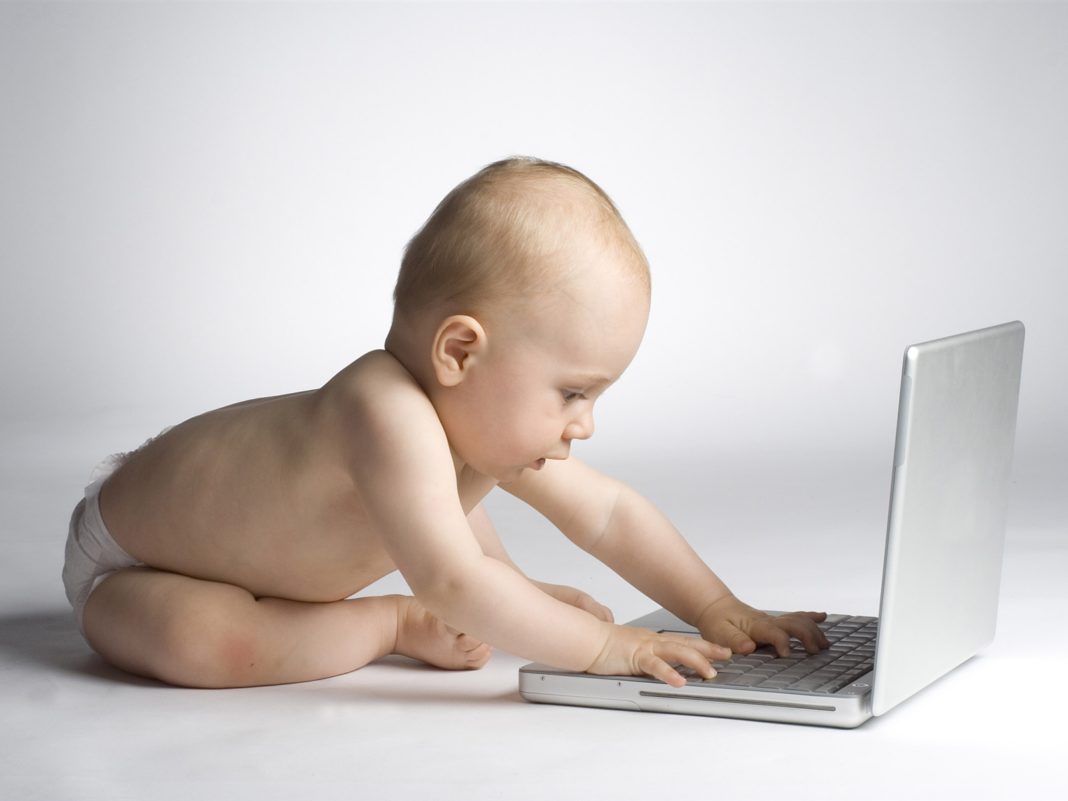 Studiu: Românii consideră că utilizarea excesivă a tehnologiei şi internetului este cea mai mare primejdie la adresa copiilor