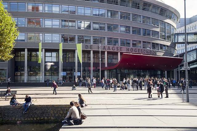 Cum sunt universitățile din Olanda? Poți vedea prin live-streaming cum se  desfășoară un curs la Haga