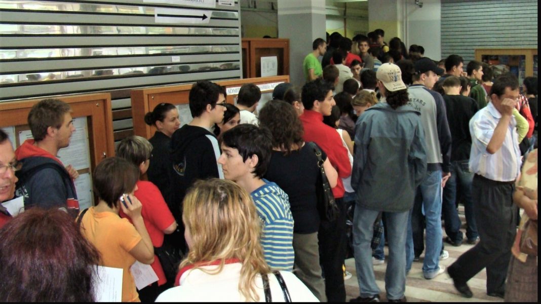 Cozi interminabile pentru elevii care au promovat Bacalaureatul