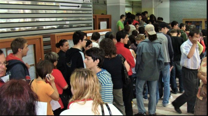 Cozi interminabile pentru elevii care au promovat Bacalaureatul