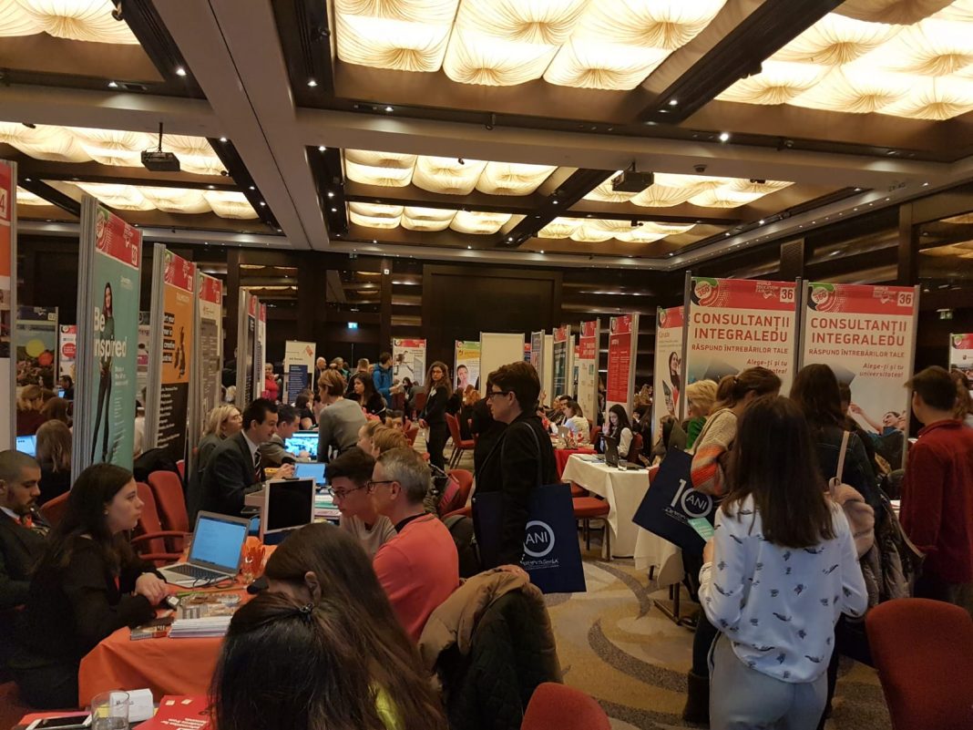 Sute de elevi, liceeni și studenți prezenți în prima zi la World Education Fair, la Radisson București