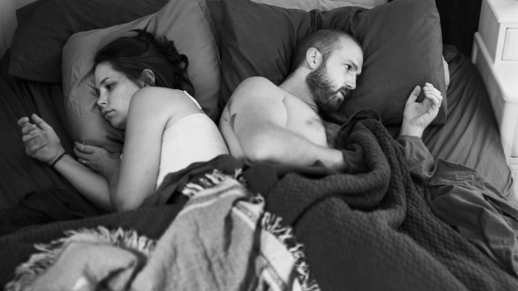 Un fotograf a scos smartphone-urile din imagini pentru a reda lumea ciudată și singuratică în care trăim