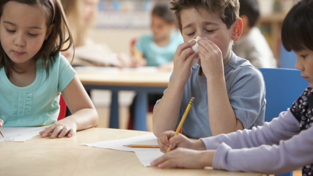 Calitatatea precară a aerului din grădinițe – cauza apariției virusului gripal și a altor infecții. Ce soluții există?