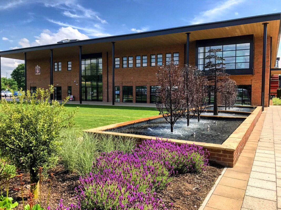 Liverpool Hope University: cele mai populare domenii de studiu pentru români sunt informatica, sportul, business sau psihologia