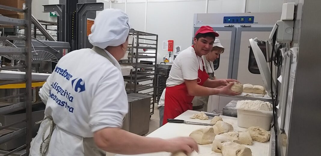 Elevii Bakery School, practică la Carrefour România: Ce învață și ce oportunități au