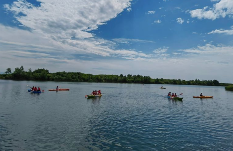 Cluj: Elevi nevăzători iniţiaţi în tainele caiacului ca formă de terapie