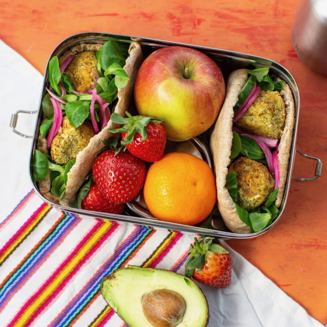 Idei pentru pachetul de la școală al copilului. Cum să-i pregătești un lunch box sănătos și gustos