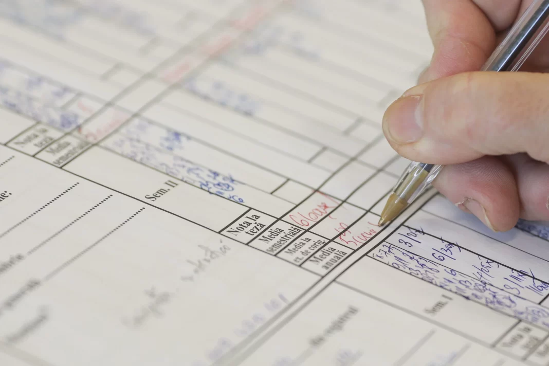 Profesorii sunt obligați să informeze elevii înainte de a trece notele în catalog