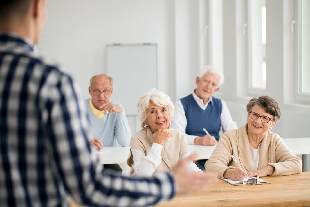 Limba engleză pentru seniorii din Sectorul 1. Cum se pot înscrie la cursurile gratuite