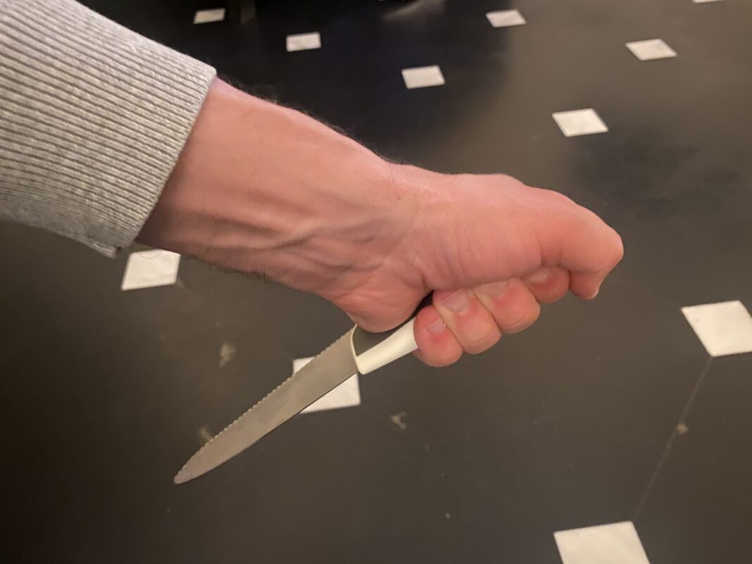 Profesoara agresată de un elev cu un cuțit la ore este conştientă