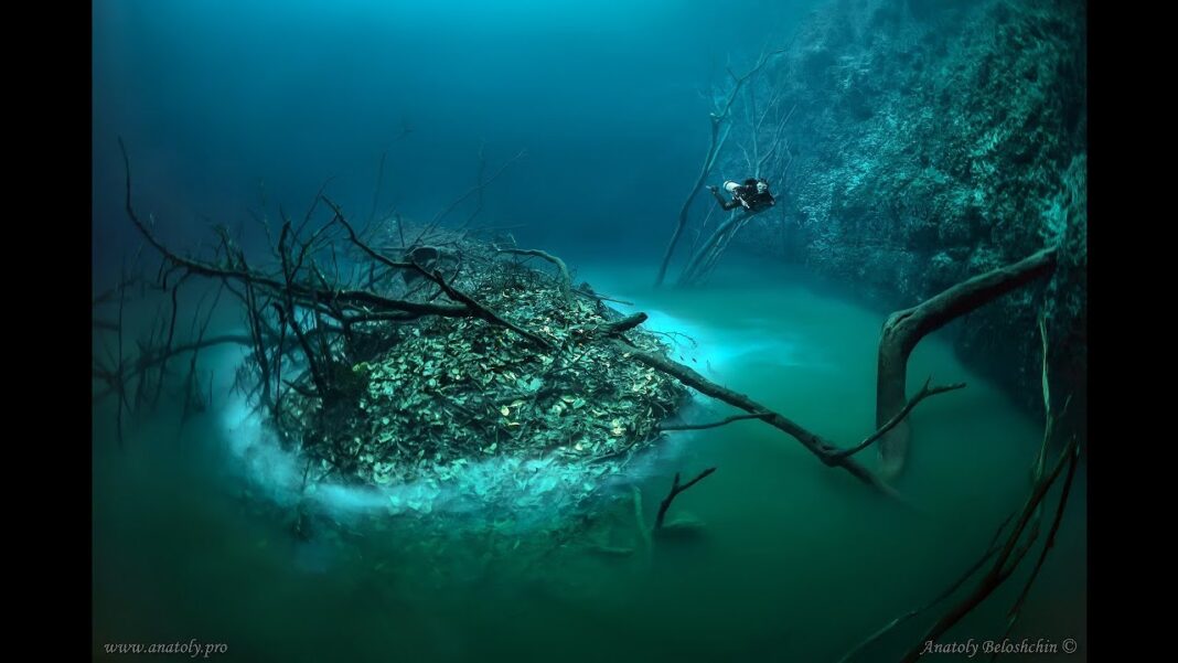 Marea Neagră ascunde o mare comoară: râul subacvatic, un curent de apă salină care curge prin Strâmtoarea Bosfor și de-a lungul fundului Mării Negre. Descoperirea acestui râu a fost anunțată pe 1 august 2010 de către oamenii de știință de la Universitatea din Leeds.