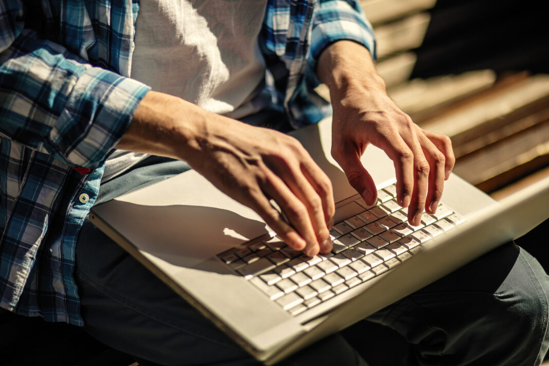 Hands on laptop scoala Hands on laptop scoala