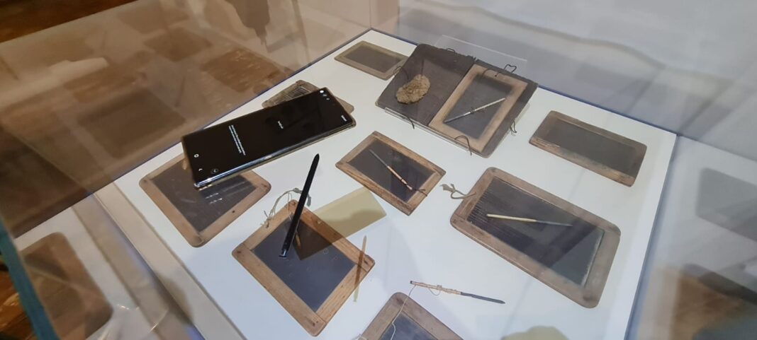 Tăblița cu ceară sau din ardezie, caietul sau laptopul copiilor de la 1900