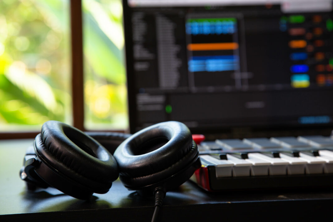 Barometrul Consumului Cultural 2023: Profilul ascultătorilor de manele. Cei mai mulți provin din mediul rural, au între 36 și 50 de ani, cel mult 8 clase și un venit sub 2.500 de lei