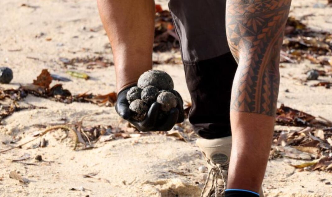 Bilele negre aduse de apele mării pe plajele Australiei sunt deşeuri generate de oameni