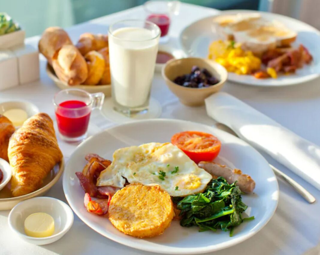 Carbohidrați sau grăsimi la micul dejun? Specialiștii spun că da