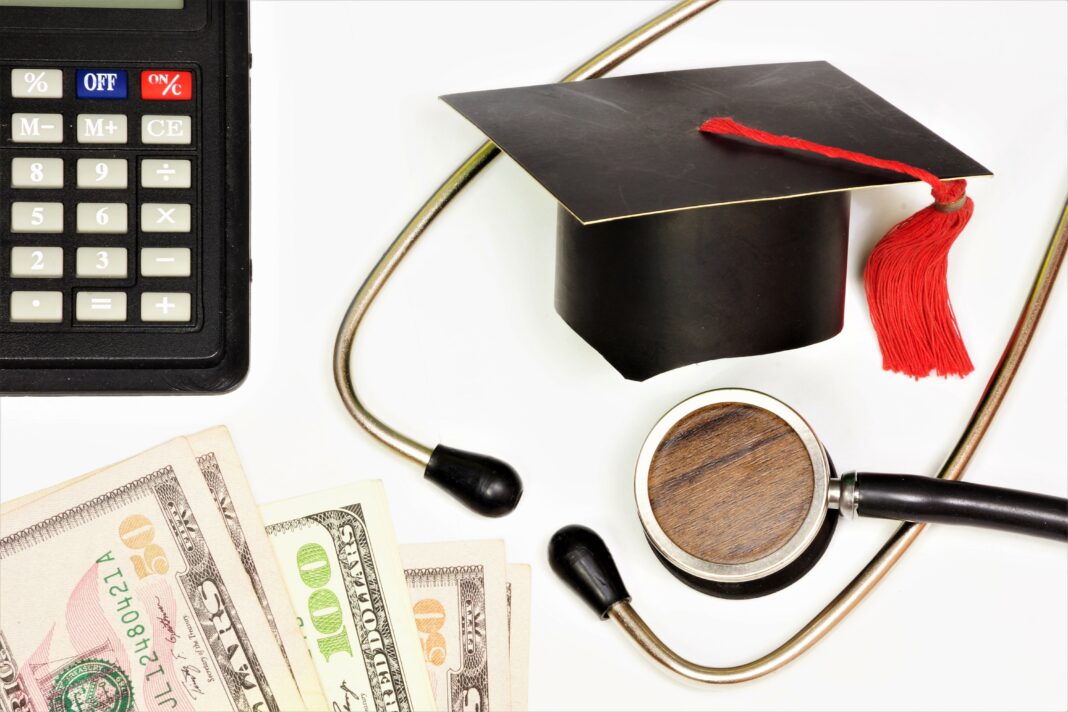 Taxa pentru studii universitare de licență la Medicină și Stomatologie crește în 2025-2026. La UMF „Carol Davila” din București, majorarea este de 4.000 de lei