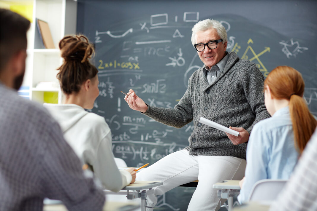 Profesori peste vârsta de pensionare în anul școlar 2025-2026. Inspectoratele școlare județene au publicat listele cu titularii menținuți în activitate până la 70 de ani