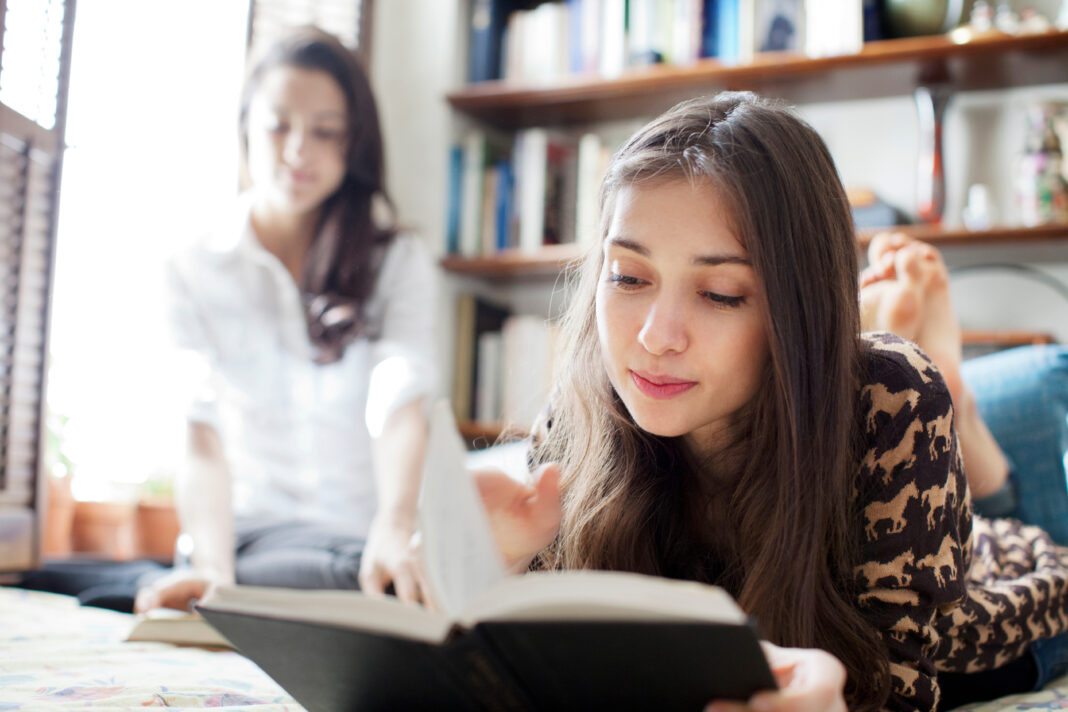 Tinerii citesc dragostea, în română și în engleză, inspirați de trendurile online. 8 din 10 cărți alese de generația Z sunt povești de dragoste
