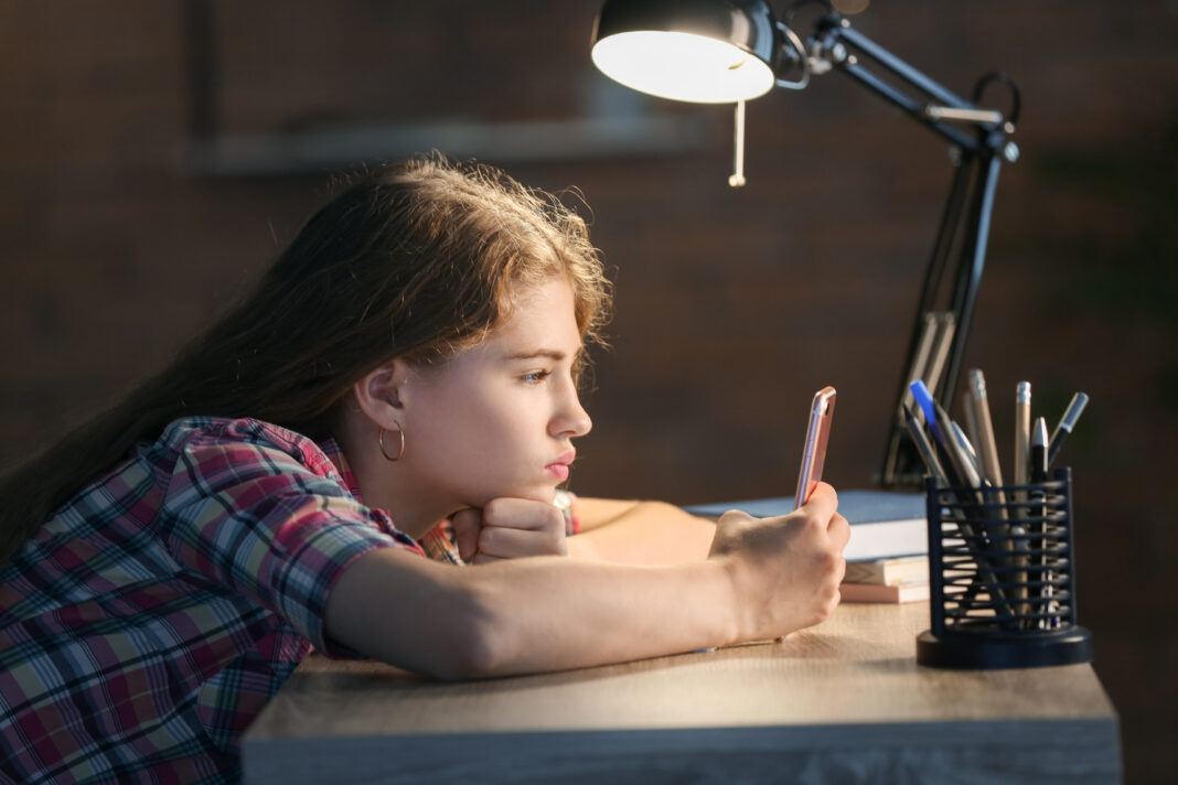 Polonia pregătește interzicerea telefoanelor mobile în școli pentru elevii sub 16 ani. Tot mai multe state introduc restricții digitale pentru copii Polonia pregătește interzicerea telefoanelor mobile în școli pentru elevii sub 16 ani. Tot mai multe state introduc restricții digitale pentru copii