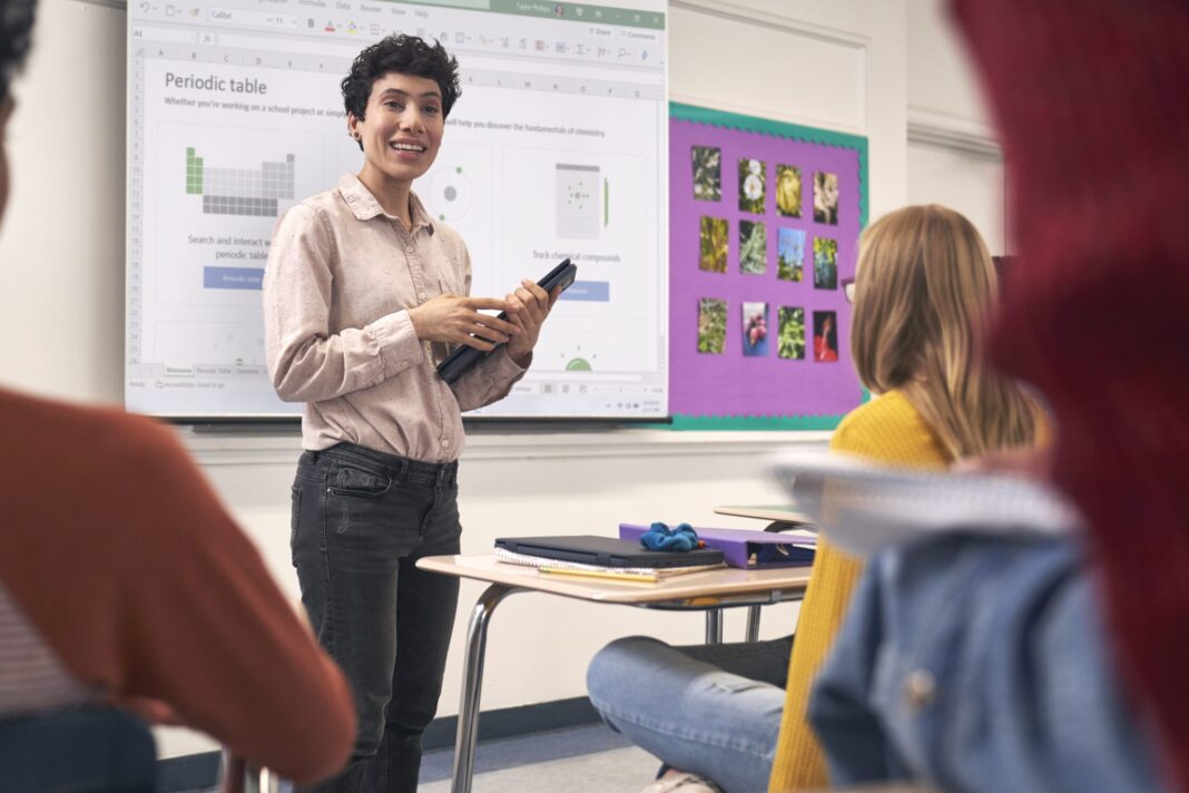 Peste 2 milioane de profesori, elevi și părinți români folosesc soluțiile AI ale Microsoft