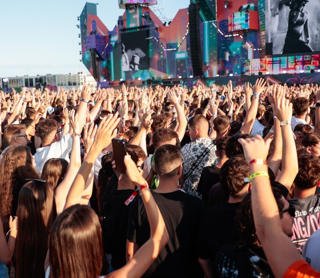 Sprijinul părinților contează: 7 din 10 adolescenți vorbesc cu ei despre sănătate – arată un studiu la Beach, Please!