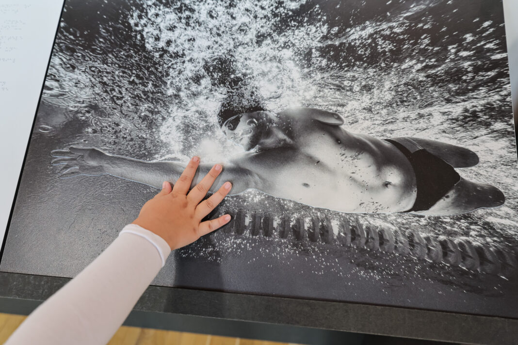 World Unseen” ajunge la Brașov – expoziție de fotografie accesibilă prin simțuri