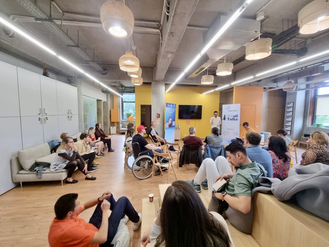 APAN România lansează „EduSMart”: program inovator pentru persoanele cu scleroză multiplă