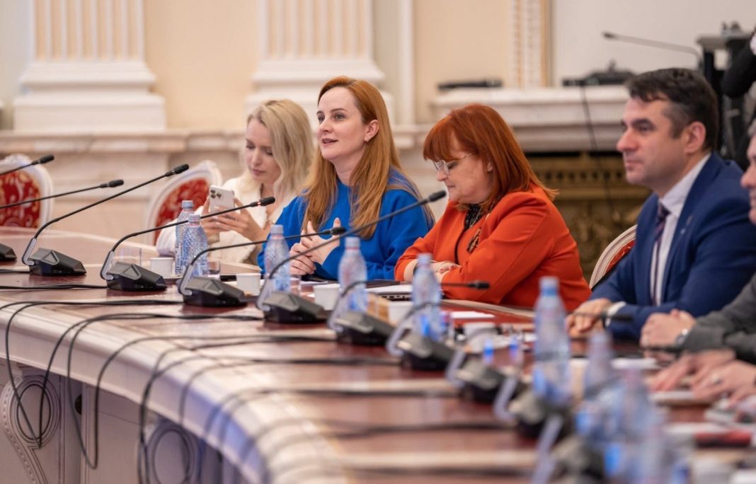 laura hora, senat junior