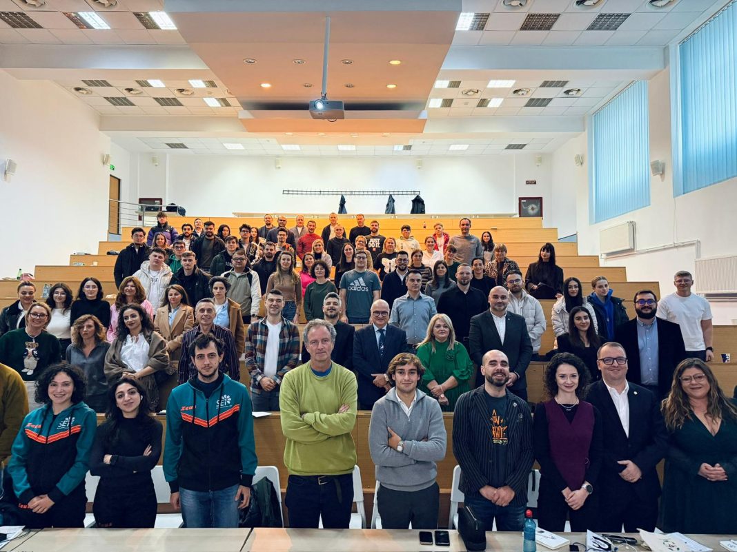 Primul workshop din cadrul proiectului Erasmus+ „Saving Lives: First Aid for Sport Teachers and Coaches” a fost organizat cu succes duminică, 14 decembrie 2025, la Universitatea Româno-Americană, care a reunit peste 100 de profesori de sport și antrenori interesați de îmbunătățirea competențelor de prim ajutor în context sportiv.