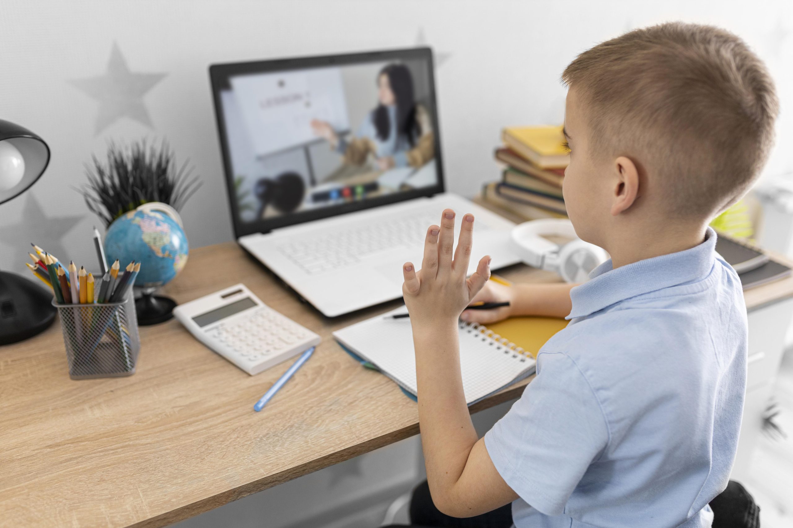 Poza pentru articolul Școala online, luni, pentru mii de elevi din șase județe, pe fondul vremii nefavorabile