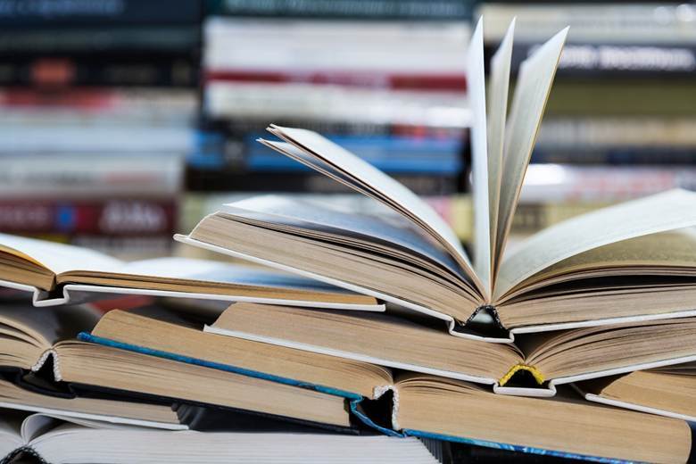 Noile programe de clasa a IX-a, fără manuale la începutul anului școlar. Profesorii improvizează soluții Noile programe de clasa a IX-a, fără manuale la începutul anului școlar. Profesorii improvizează soluții